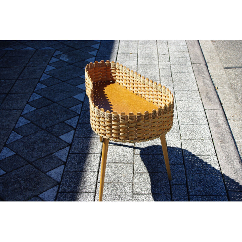 Petite table vintage tripode en bois et osier 1950