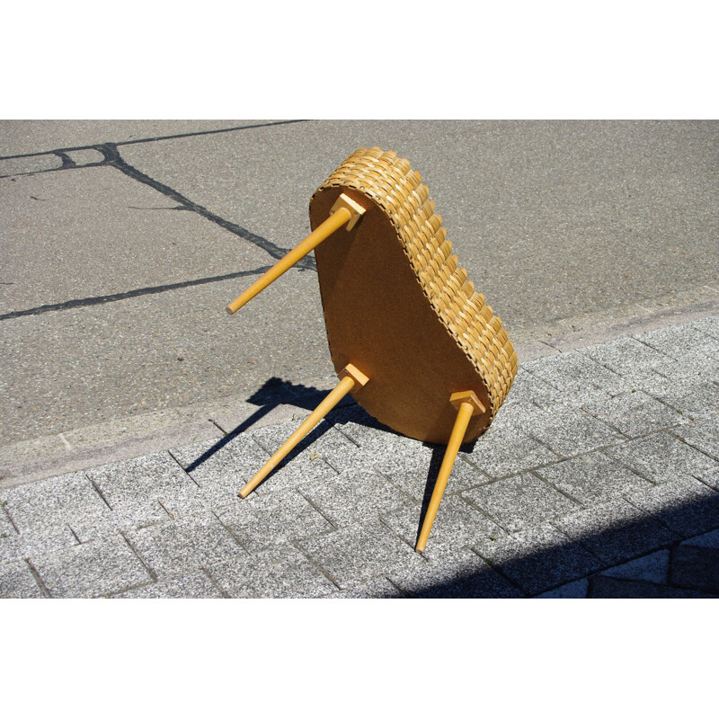 Petite table vintage tripode en bois et osier 1950