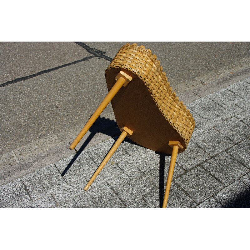 Petite table vintage tripode en bois et osier 1950