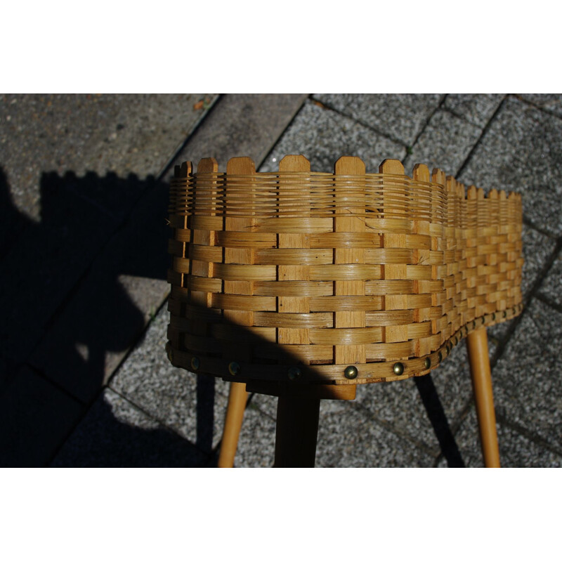 Petite table vintage tripode en bois et osier 1950