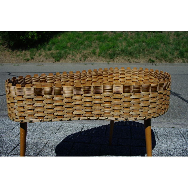 Petite table vintage tripode en bois et osier 1950