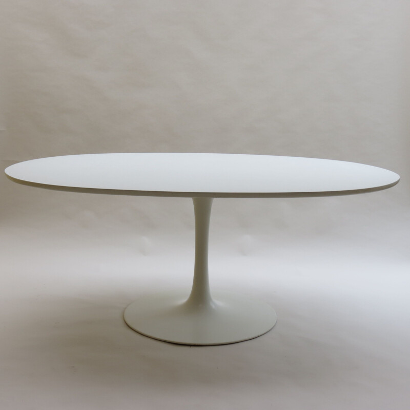 Grande table à manger ovale vintage en tulipe blanche par Maurice Burke pour Arkana 1960