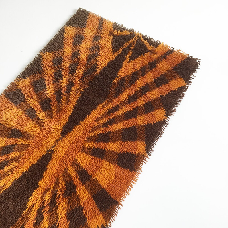 Tapete de lã castanho e laranja escandinavo - 1970
