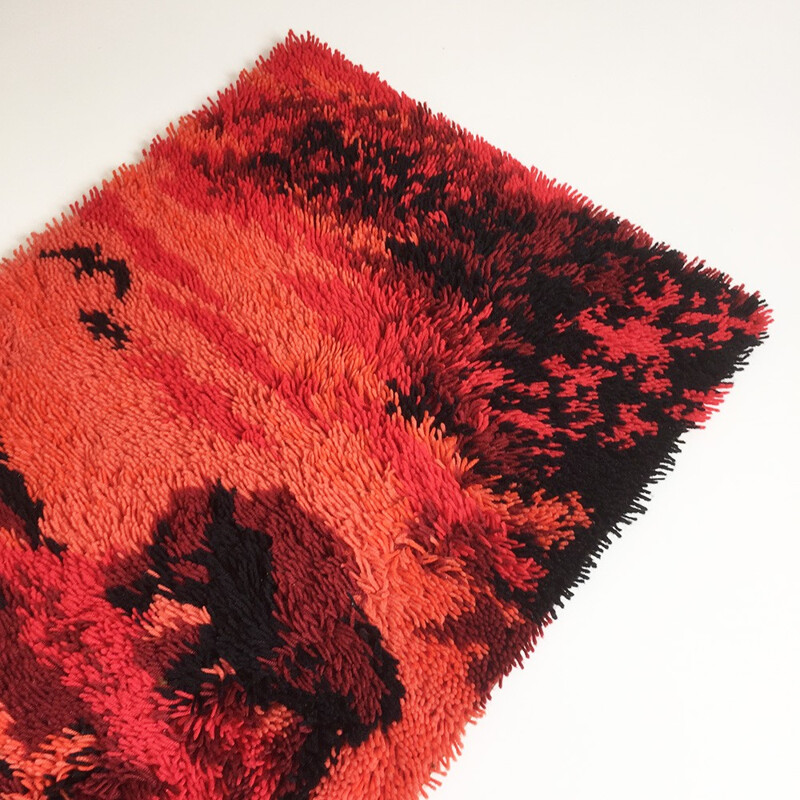 Tapete de lã vermelha e rosa escandinavo - 1970