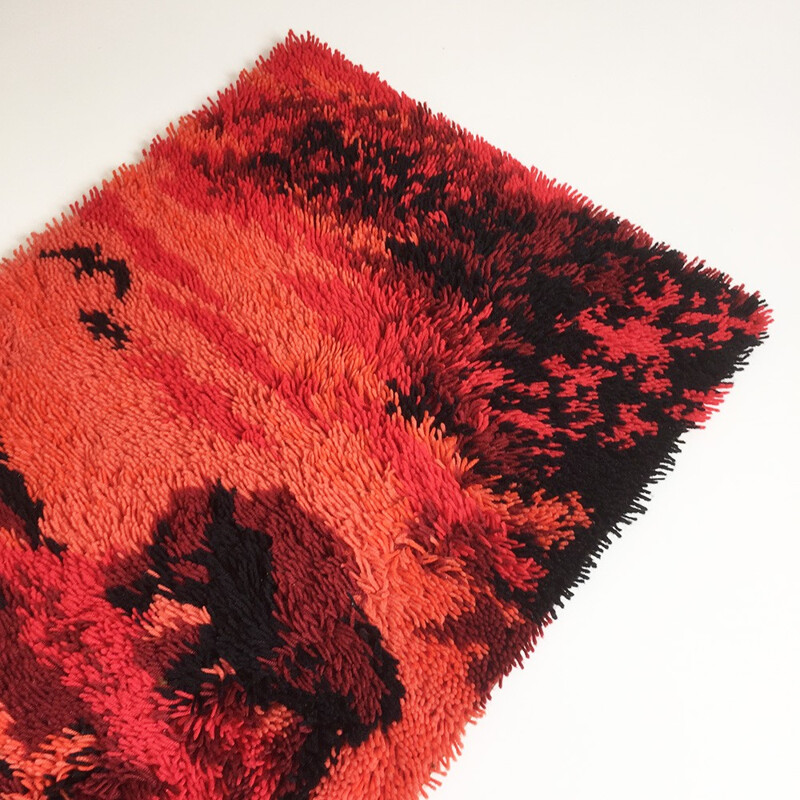 Scandinavian rug in red and pink wool mix - 1970s