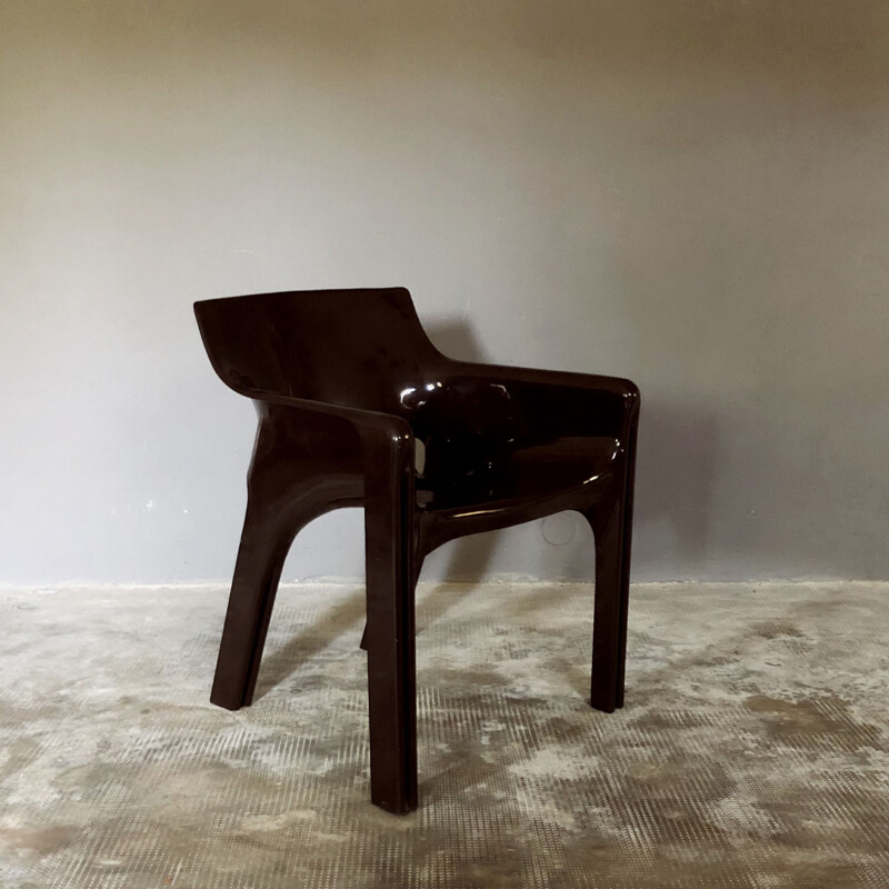 Ensemble de 4 fauteuils vintage Gaudi et table basse Demetrio par Vico Magistretti pour Artemide, 1974