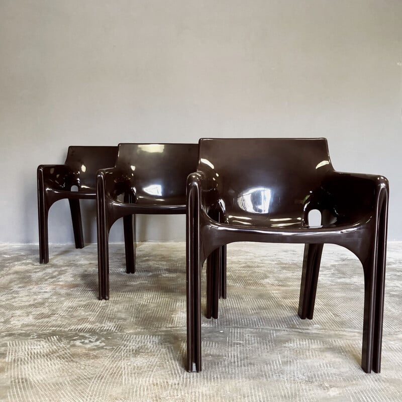 Set aus 4 Vintage Gaudi Sesseln und Demetrio Couchtisch von Vico Magistretti für Artemide, 1974