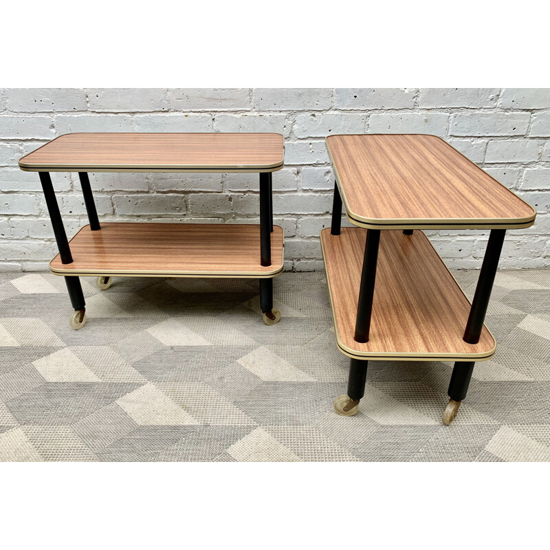 Paire de tables d'appoint vintage ou Tables de chevet sur roulettes