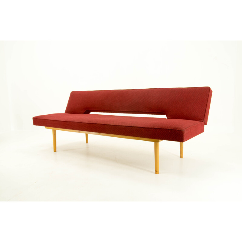 Canapé vintage rouge par Miroslav Navrátil, vers 1960