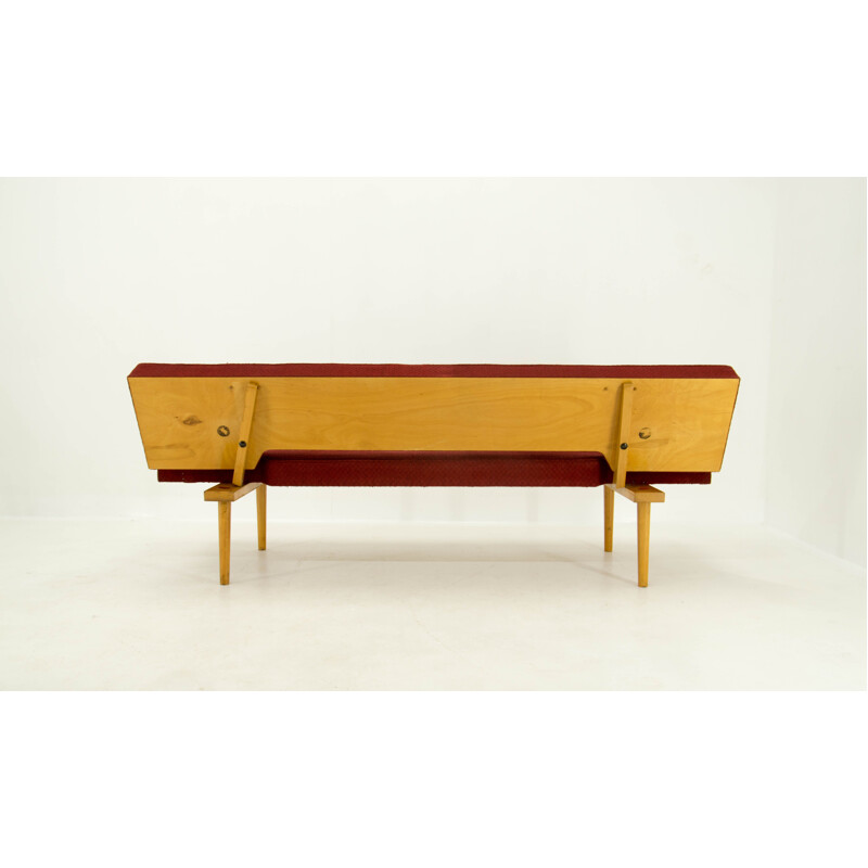 Canapé vintage rouge par Miroslav Navrátil, vers 1960