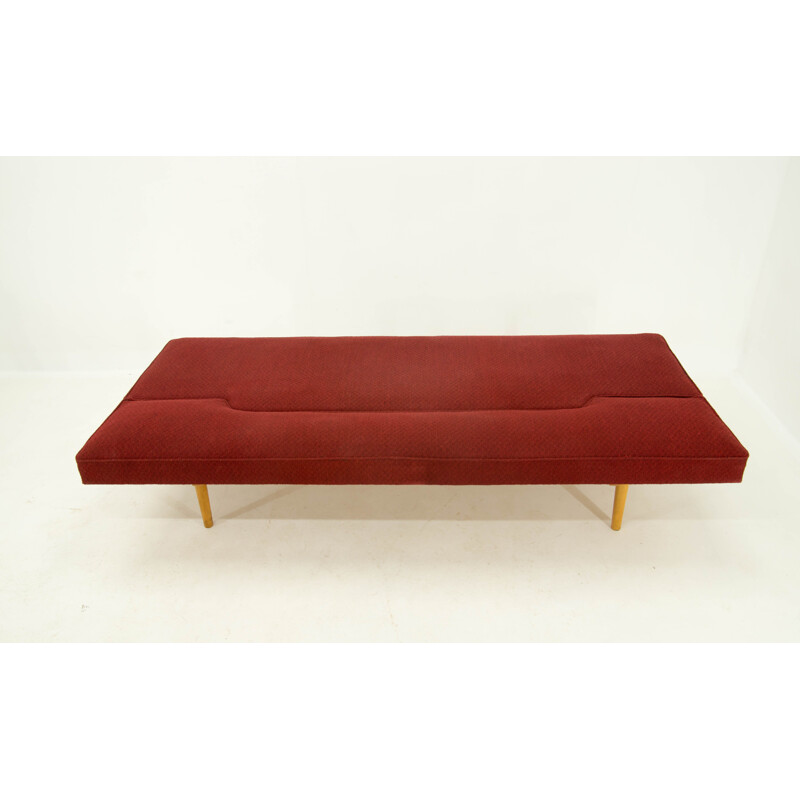 Canapé vintage rouge par Miroslav Navrátil, vers 1960