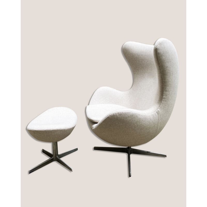 Vintage armchair 3317, Egg chair and Ottoman Arne Jacobsen 1958