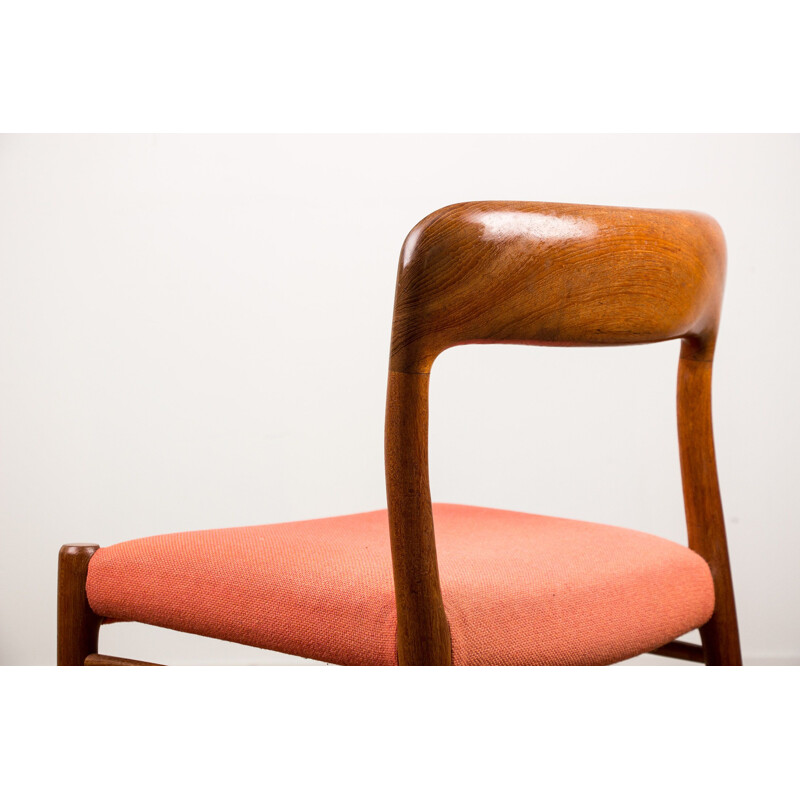 Lot de 4 chaises vintage en Teck et tissu rouge clair N 75 de N.O.Moller Danoises