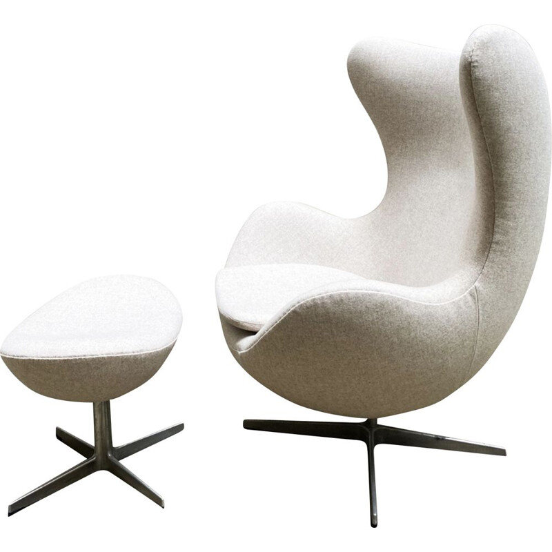 Vintage armchair 3317, Egg chair and Ottoman Arne Jacobsen 1958