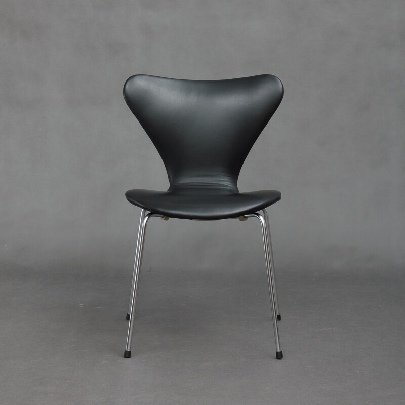 Fritz Hansen black chair in leather, chrome steel and plywood, Arne JACOBSEN - 1970s