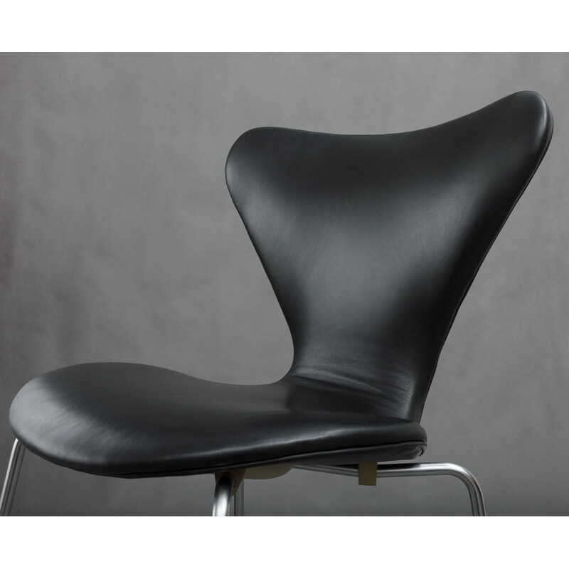 Fritz Hansen black chair in leather, chrome steel and plywood, Arne JACOBSEN - 1970s