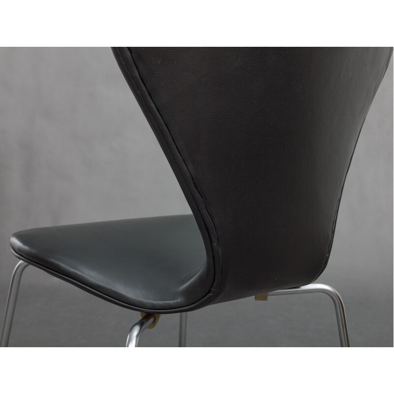 Chaise noire Fritz Hansen en cuir, acier chromé et contreplaqué, Arne JACOBSEN - 1970