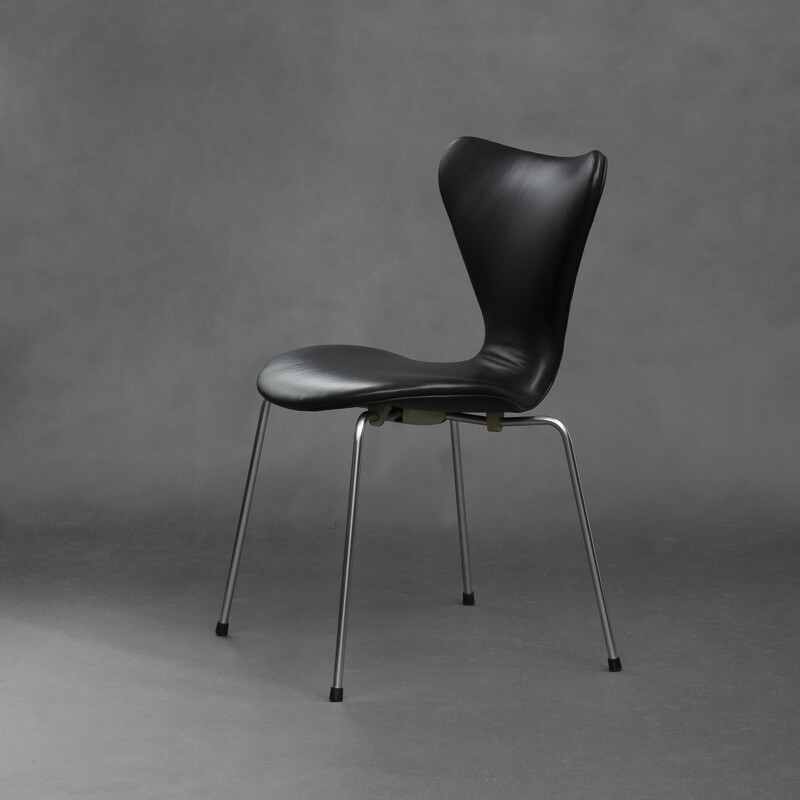 Fritz Hansen black chair in leather, chrome steel and plywood, Arne JACOBSEN - 1970s