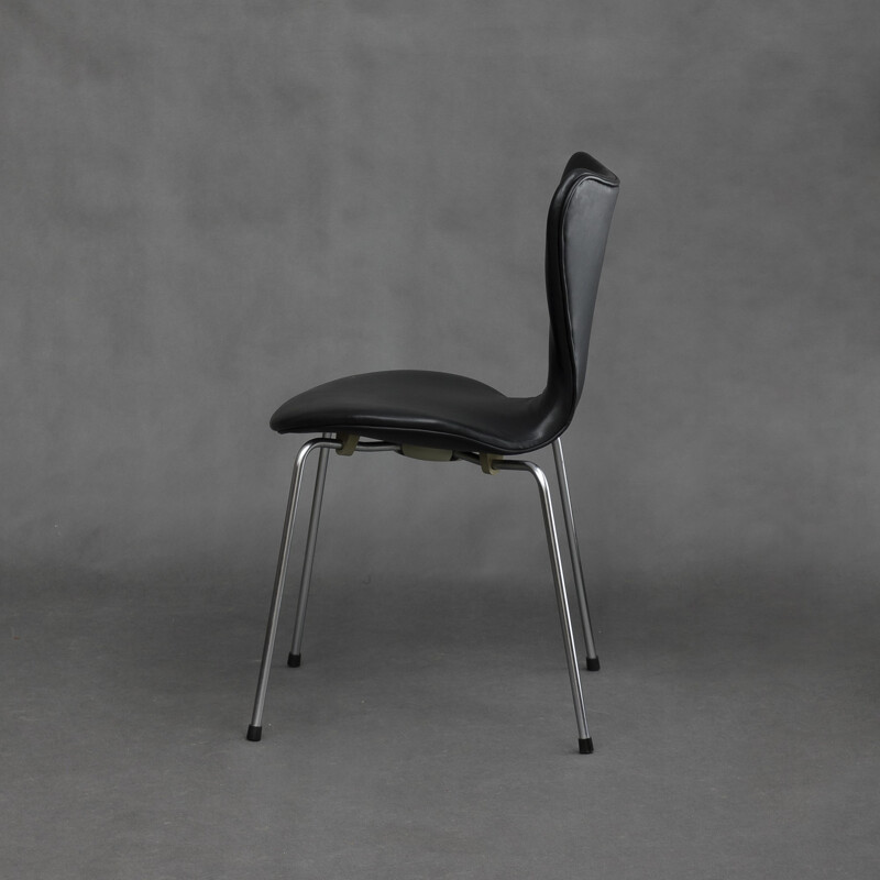 Chaise noire Fritz Hansen en cuir, acier chromé et contreplaqué, Arne JACOBSEN - 1970