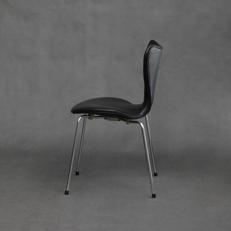 Fritz Hansen black chair in leather, chrome steel and plywood, Arne JACOBSEN - 1970s