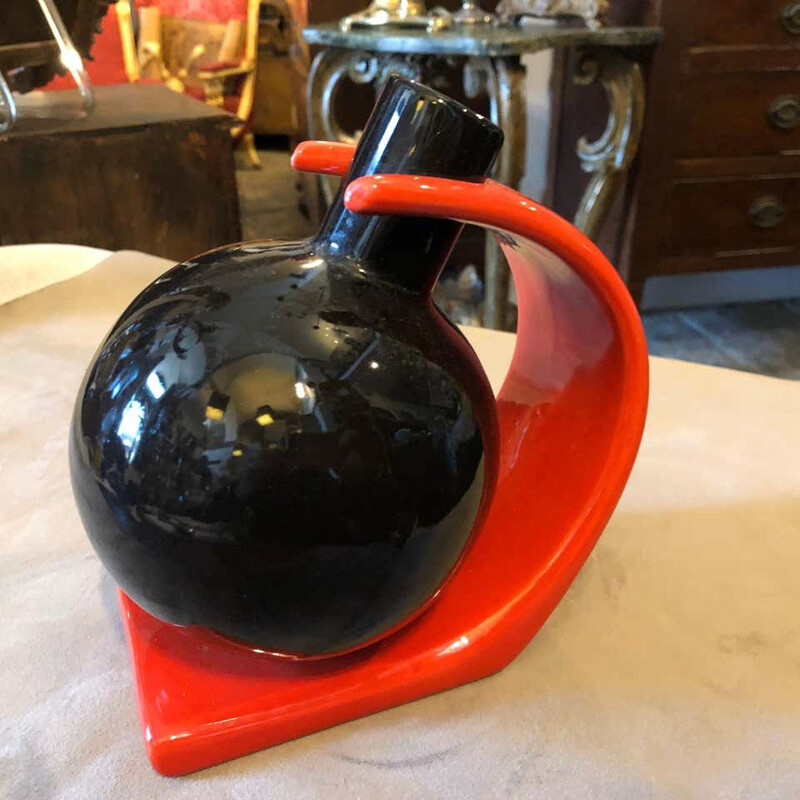 Vase vintage en céramique , Memphis rouge et noir italien 1980