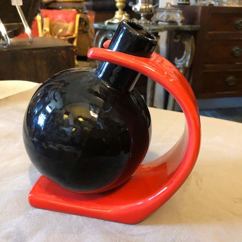 Vase vintage en céramique , Memphis rouge et noir italien 1980
