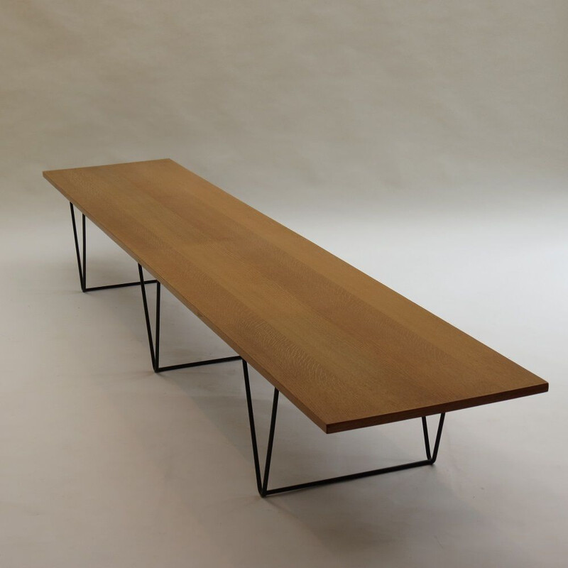 Longue table d'appoint vintage en chêne avec pieds en métal noir dans le style de Hille Interplan 1960