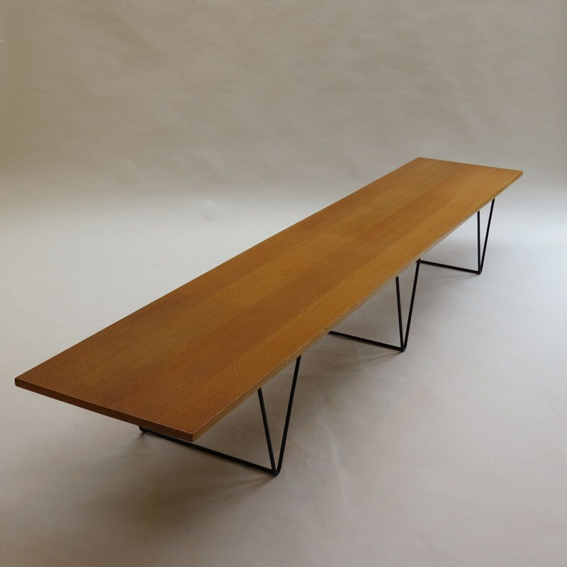 Longue table d'appoint vintage en chêne avec pieds en métal noir dans le style de Hille Interplan 1960