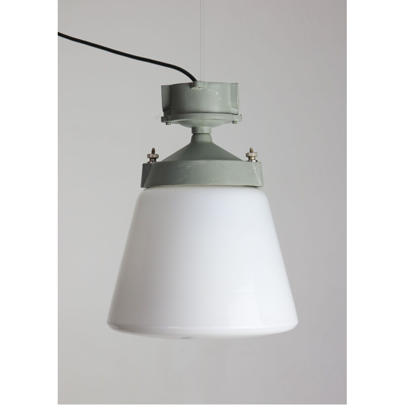 Lampe industrielle vintage à pendentif en verre opalin, 1970