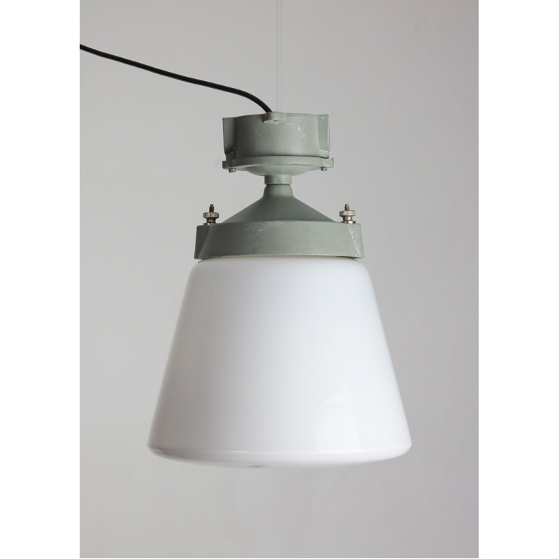 Vintage industriële lamp met opaalglas hanglamp, 1970