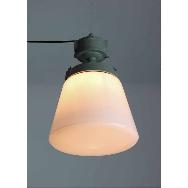 Lampe industrielle vintage à pendentif en verre opalin, 1970