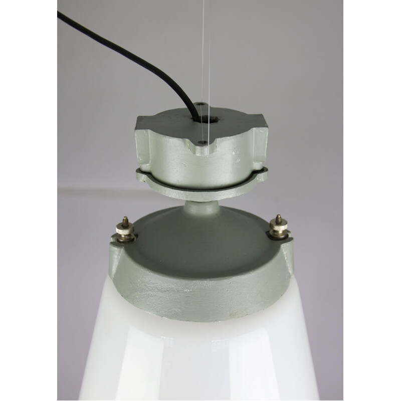 Vintage industriële lamp met opaalglas hanglamp, 1970