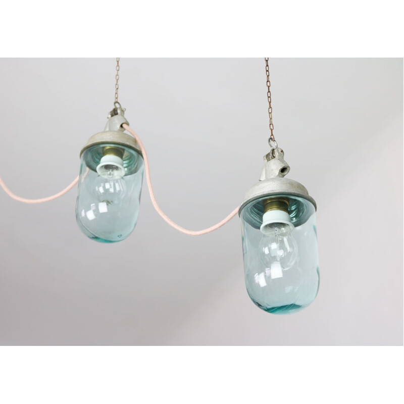 Par de lâmpadas suspensas vintage em vidro azul industrial e metal cinzento