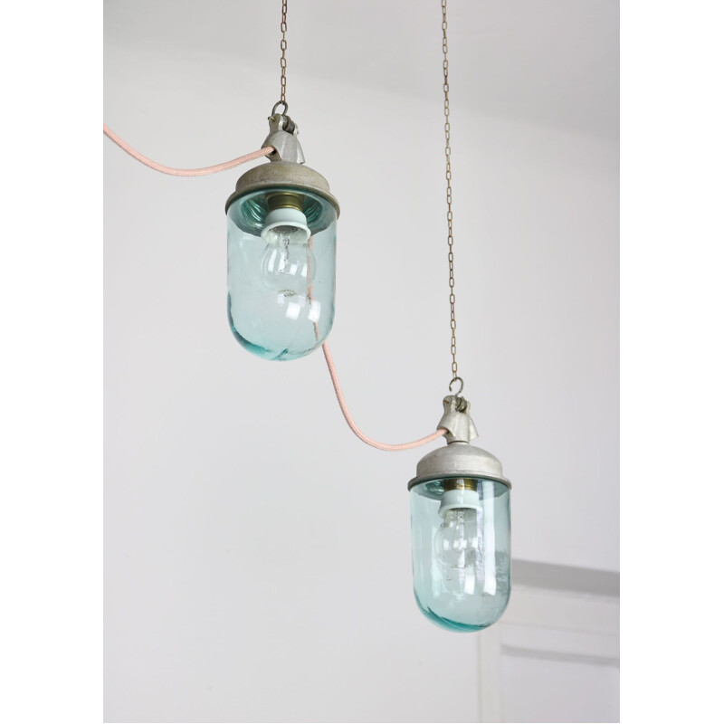 Paar vintage hanglampen in industrieel blauw glas en grijs metaal