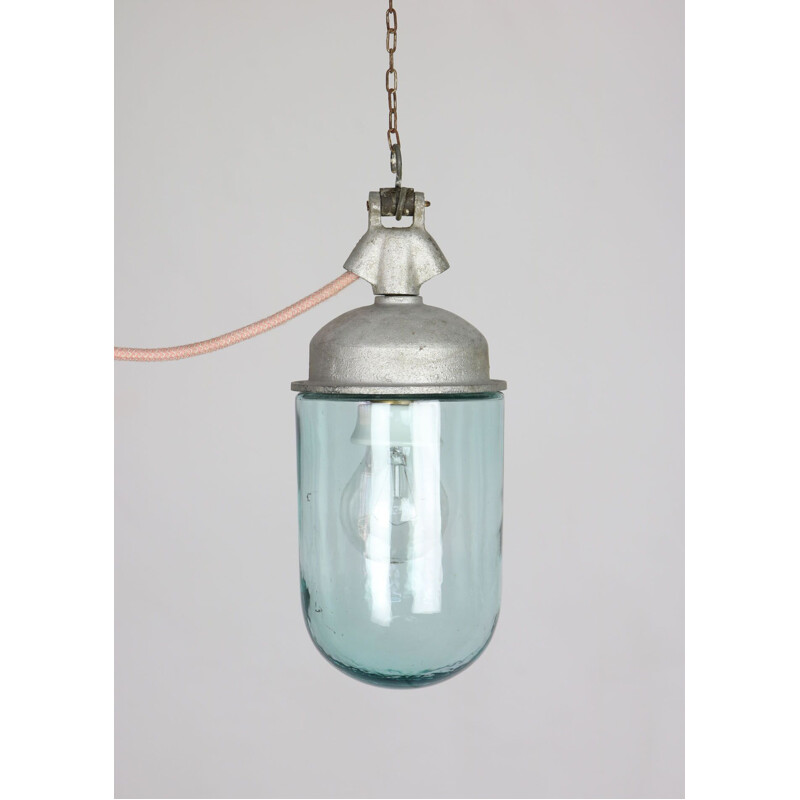 Paar vintage hanglampen in industrieel blauw glas en grijs metaal