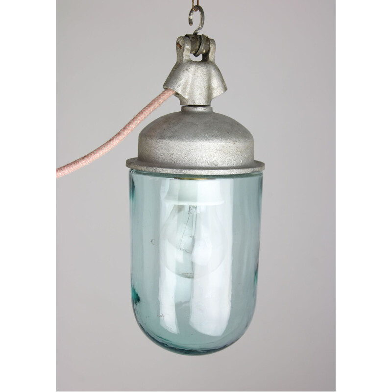 Pareja de lámparas de suspensión vintage de cristal azul industrial y metal gris