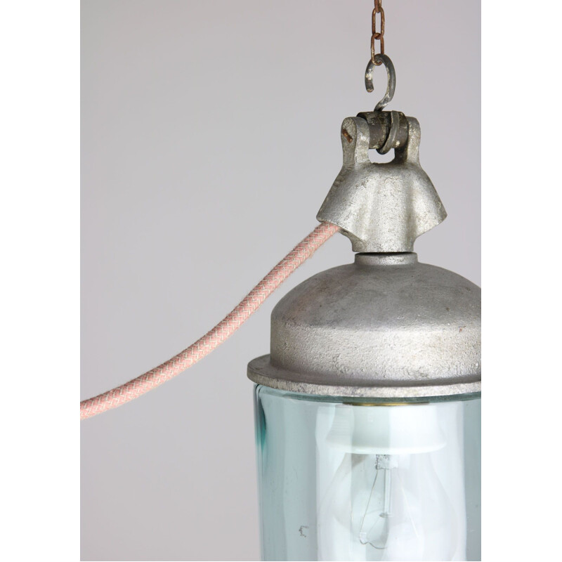 Paar vintage hanglampen in industrieel blauw glas en grijs metaal