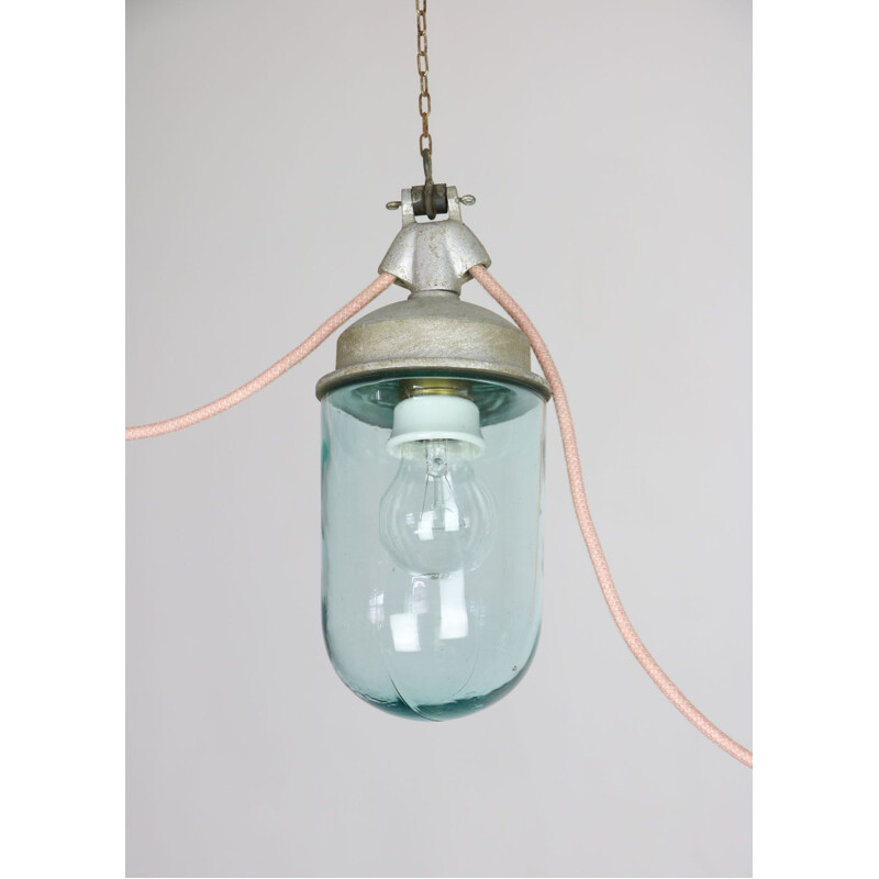 Paar vintage hanglampen in industrieel blauw glas en grijs metaal