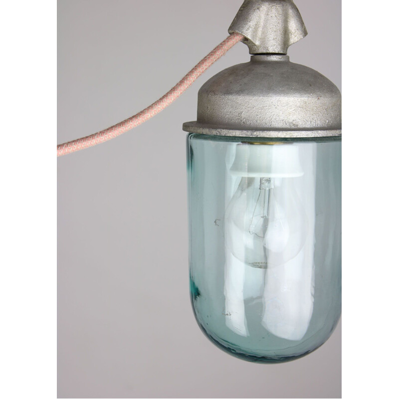 Paar vintage hanglampen in industrieel blauw glas en grijs metaal