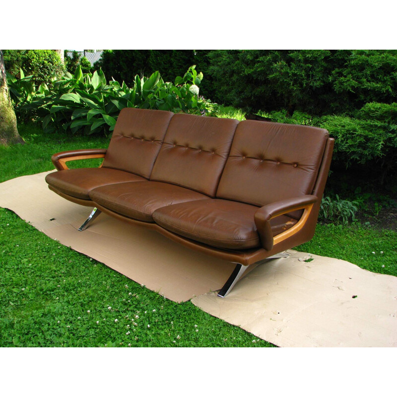 Canapé vintage 2 fauteuils table avec un plateau en cuivre