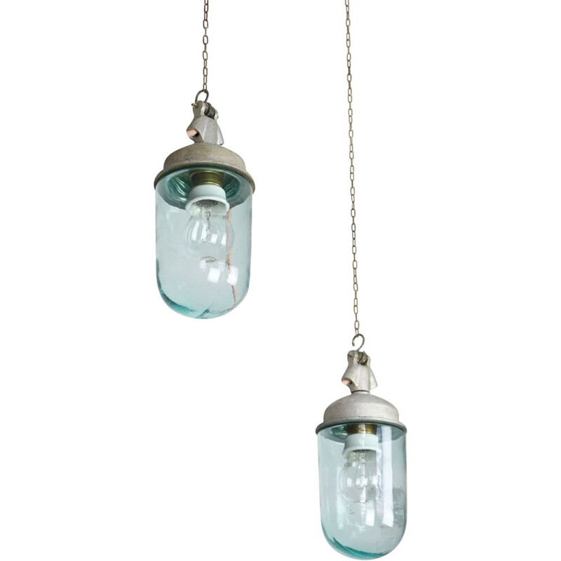 Paar vintage hanglampen in industrieel blauw glas en grijs metaal