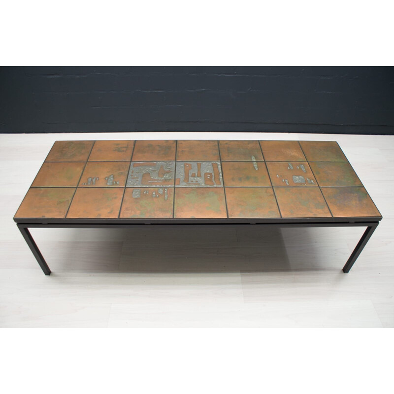 Grande table basse vintage en cuivre et métal gravée par un artiste 1950