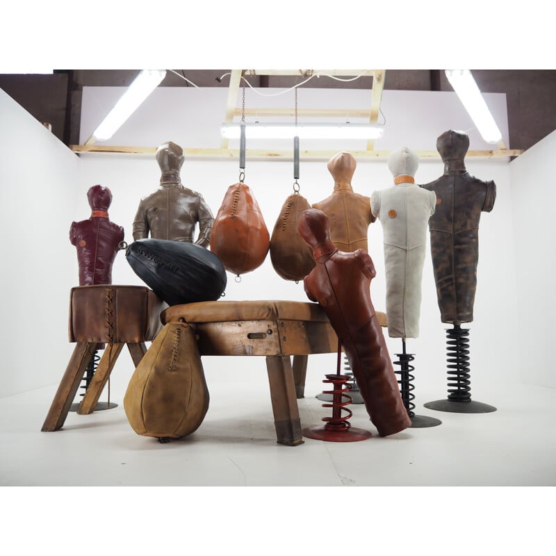 Équipement de gymnastique vintage en cuir ou décoration, bancs de boxe ou de lutte pour mannequins, 1990