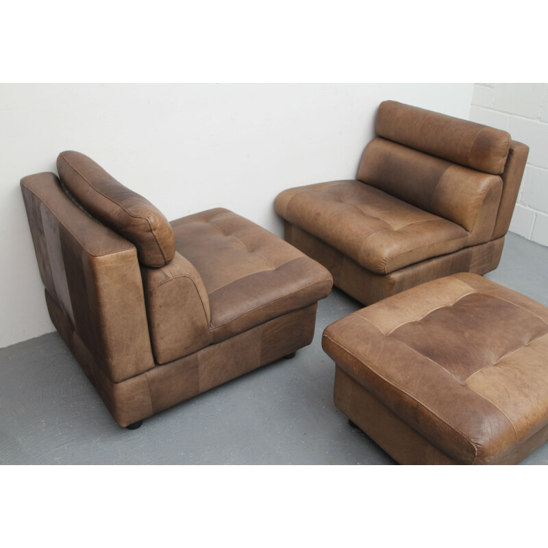 Paar vintage buffelleer fauteuils en voetsteunen, 1970