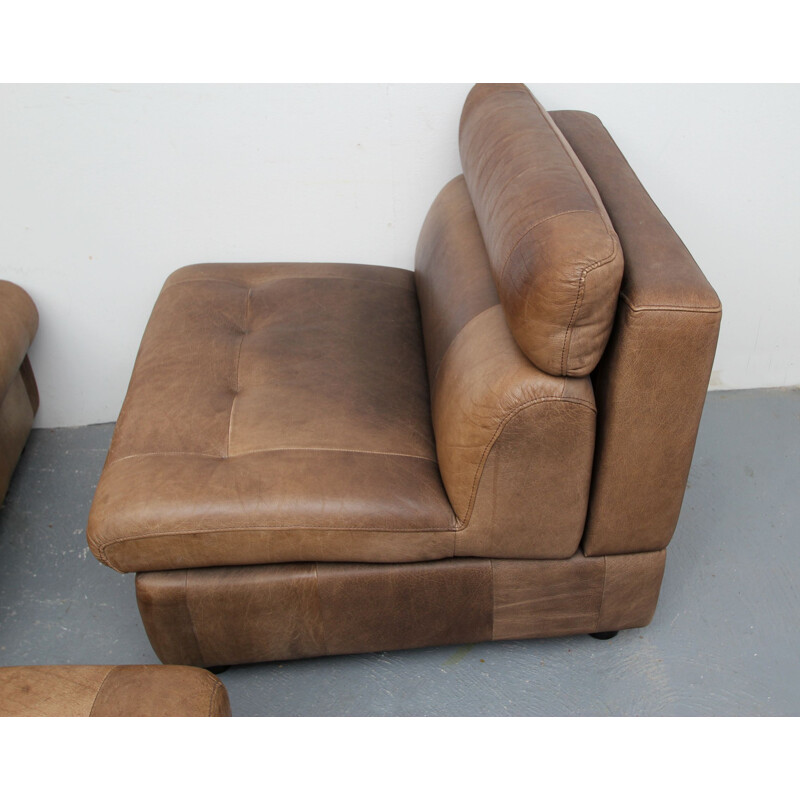 Paar vintage buffelleer fauteuils en voetsteunen, 1970