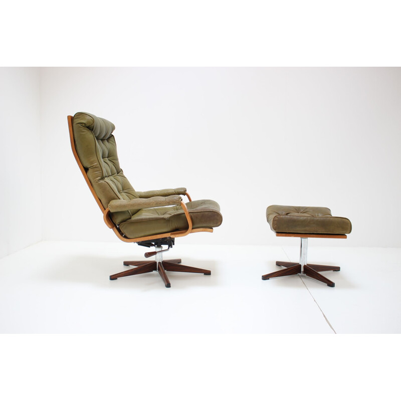 Vintage fauteuil met lederen voetsteun in Zweden