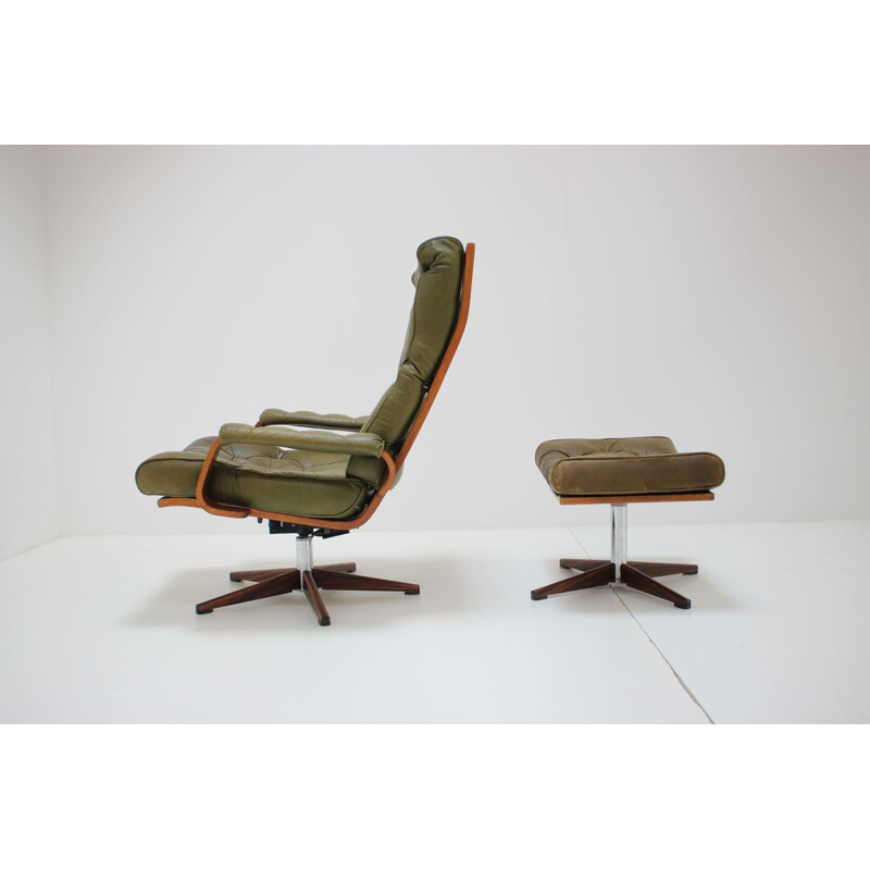 Vintage fauteuil met lederen voetsteun in Zweden