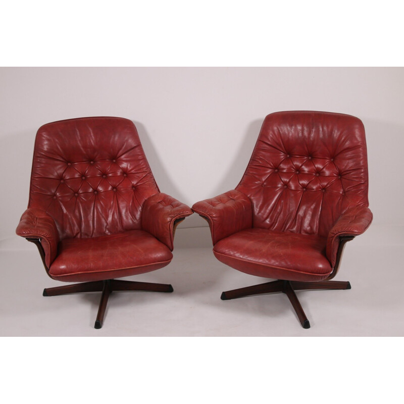 Paire de fauteuils pivotants vintage en cuir avec accents en bois et revêtement en cuir rouge 1960