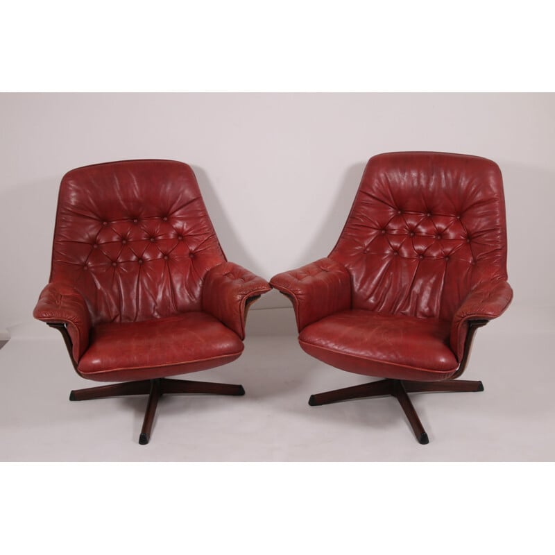 Paire de fauteuils pivotants vintage en cuir avec accents en bois et revêtement en cuir rouge 1960