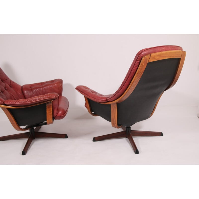 Paire de fauteuils pivotants vintage en cuir avec accents en bois et revêtement en cuir rouge 1960